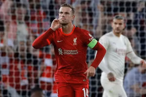 Henderson mừng bàn ấn định thắng lợi 3-2 cho Liverpool.