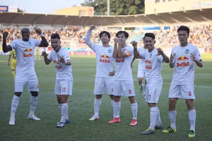 Hoàng Anh Gia Lai mừng chiến thắng kịch tính đến khó tin.