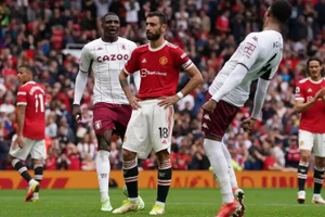 Fernandes thẩn thờ khi đá hỏng 11m của Man Utd trong trận thua Aston Villa 0-1.