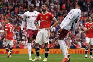 Fernandes thẩn thờ khi đá hỏng 11m của Man Utd trong trận thua Aston Villa 0-1.
