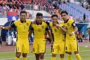 Malaysia vừa thắng dễ Lào 4-0 để vươn lên dẫn đầu bảng B.