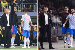 Ronaldo ra đường biên thay HLV Solskjaer chỉ đạo cầu thủ Man Utd thi đấu.