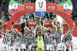 Các cầu thủ Juventus nâng Cup trên sân Mapei sau khi hạ Atalanta 2-1.