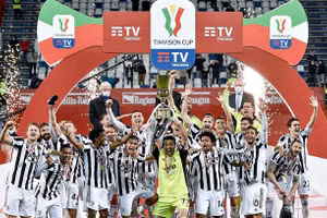 Các cầu thủ Juventus nâng Cup trên sân Mapei sau khi hạ Atalanta 2-1.