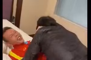 Video Công Phượng thể hiện tình cảm "lầy lội" với Tấn Trường gây sốt mạng