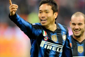 Nagatomo (trái) có 7 năm khoác áo Inter Milan.