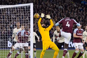 Thủ thành Alisson phản lưới khiến Liverpool thua sốc West Ham 2-3.