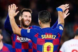 Suarez thật lòng khuyên Messi ở lại Nou Camp.