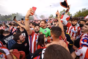 Cổ động viên Atletico Madrid đổ ra đường mừng đội nhà vô địch La Liga.
