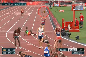 Patrick Tiernan gục ngã khi ở cách đích 50m nhưng vẫn cố hoàn thành phần thi.