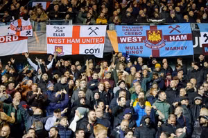 Rất đông cổ động viên West Ham theo chân đến Bỉ cổ vũ cho đội nhà.