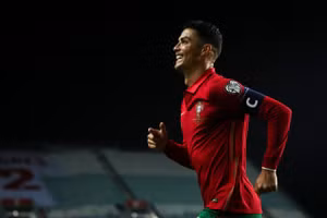 Ronaldo mừng cú hat-trick vào lưới Luxembourg.
