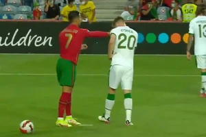 Ronaldo "trắng án" dù tát cầu thủ đối phương.