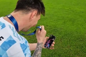 Messi gọi điện "khoe" chiến tích với bà xã ngay trên sân Maracana.