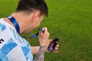 Messi gọi điện "khoe" chiến tích với bà xã ngay trên sân Maracana.