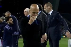 Pep Guardiola bị chế giễu vì hôn huy chương bạc Champions League.