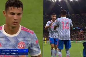 Ronaldo cau mày tỏ ý không hài lòng khi bị rút ra nghỉ giữa chừng.