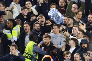 Nhóm cổ động viên còn dùng cả bình nước làm "vũ khí" tấn công nhau.