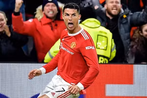 Ronaldo giúp Man Utd giành 3 điểm trọn vẹn dù bị dẫn 2 bàn.