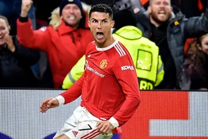 Ronaldo giúp Man Utd giành 3 điểm trọn vẹn dù bị dẫn 2 bàn.