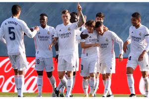 Các cầu thủ Real Madrid chia vui trong chiến thắng 2-0 trước Valencia ở vòng 23 La Liga.