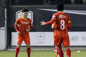 Quang Hải lạ lẫm trong số áo quen thuộc của... Văn Toàn.