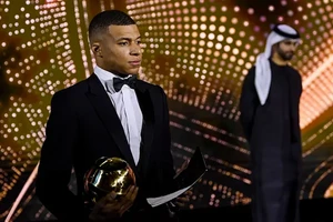 Mbappe cam kết ở lại PSG và đánh bại Real Madrid ở Champions League.