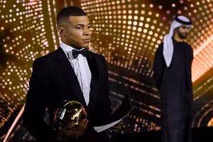 Mbappe cam kết ở lại PSG và đánh bại Real Madrid ở Champions League.