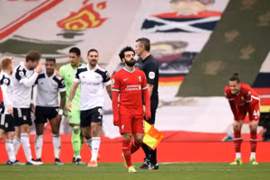 Hình ảnh rệu rã của các cầu thủ Liverpool (áo đỏ) khi liên tiếp thất thủ sân nhà.