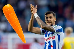 Rami Kaib, vệ trái của Heerenveen ăn cà rốt khiến gãy xương hàm phải nghỉ thi đấu dài hạn.