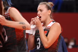 Nỗ lực cứu bóng khiến Ozbay đổ máu ở miệng.