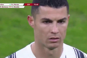 Ronaldo tỏ ra thái độ không hài lòng khi bị rút ra khỏi sân ở phút 76.