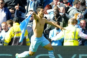 Khoảnh khắc Aguero mừng bàn thắng quyết định chức vô địch Ngoại hạng Anh cho Man City năm 2012.