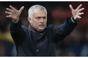 HLV Mourinho cập bến AS Roma trong bản hợp đồng có thời hạn 3 năm.