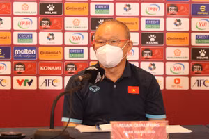 Thầy Park phát biểu sau trận thua Saudi Arbia tối 16/11.