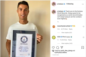 Ronaldo "khoe" chứng nhận Cầu thủ nam ghi nhiều bàn nhất trong một màu áo đội tuyển quốc gia.