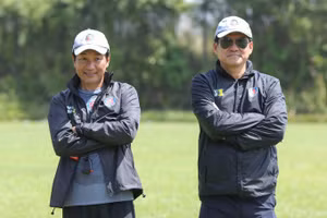 Chuyên gia Masahiro Shimoda (trái) sẽ thay thế HLV Vũ Tiến Thành tại Sài Gòn FC? (Ảnh T.A)