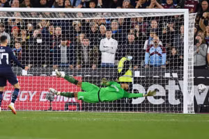 Cú sút chệch khung thành của Foden khiến Man City thành cựu vương Cup Liên đoàn Anh.