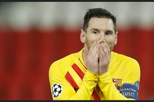 Messi ôm mặt tiếc nuối vì sút hỏng phạt đền.