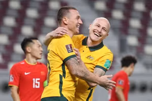 Trung Quốc (áo đỏ) thua Australia 0-3 ở lượt trận đầu tiên vòng loại cuối cùng World Cup 2022 khu vực châu Á.