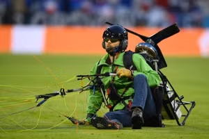 Người nhảy dù ngã nhào xuống sân vận động Allianz và làm nhiều cổ động viên bị thương hôm 16/6.