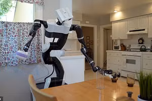 Robot của Toyota có thể nhấc chiếc cốc trong suốt, lau bàn sáng bóng và đưa chiếc cốc vào bồn rửa. 