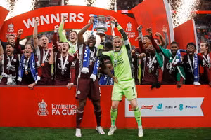 Thủ môn Kasper Schmeichel cùng đồng đội nâng cao danh hiệu Cup FA đầu tiên trong lịch sử Leicester.