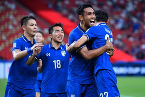 Cầu thủ Thái Lan mừng chiến thắng đậm Myanmar.