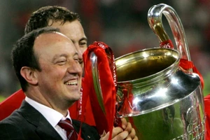 Rafa Benitez nâng danh hiệu Champions League cùng Liverpool năm 2005.