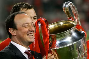 Rafa Benitez nâng danh hiệu Champions League cùng Liverpool năm 2005.