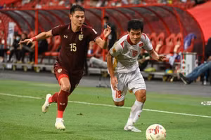 Đức Chinh thi đấu đầy nỗ lực khi gặp Thái Lan.