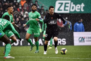 Messi tỏa sáng dưới cơn mưa tuyết tại Saint-Etienne tối 28/11.