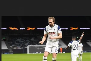 Kane đưa Tottenham đặt một chân vào vòng tứ kết.