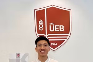 Văn Hậu trở thành tân sinh viên ngành Quản trị kinh doanh.